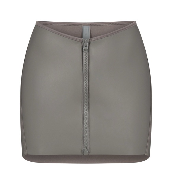 NWT SKIMS RUBBERIZED SCUBA SWIM MINI SKIRT - Picture 3 of 6